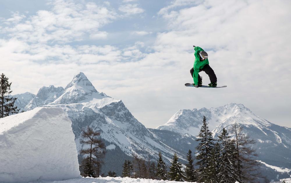 Snowboarder beim Sprung im Snowpark der Ehrwalder Wettersteinbahnen