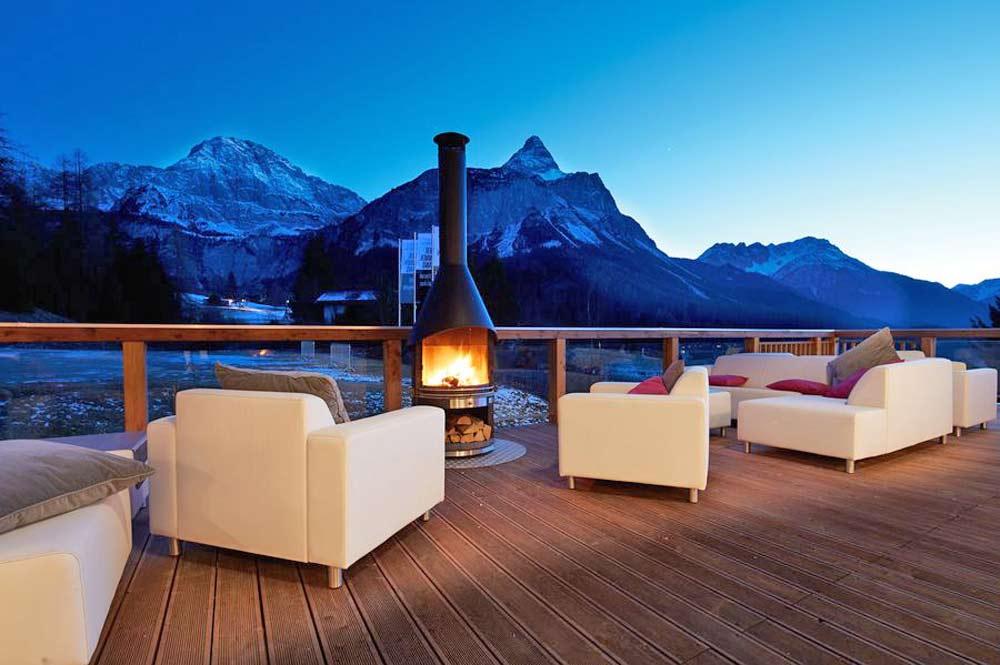 Sundowner im Skigebiet mit Terrasse und Ausblick auf das Zugspitzmassiv