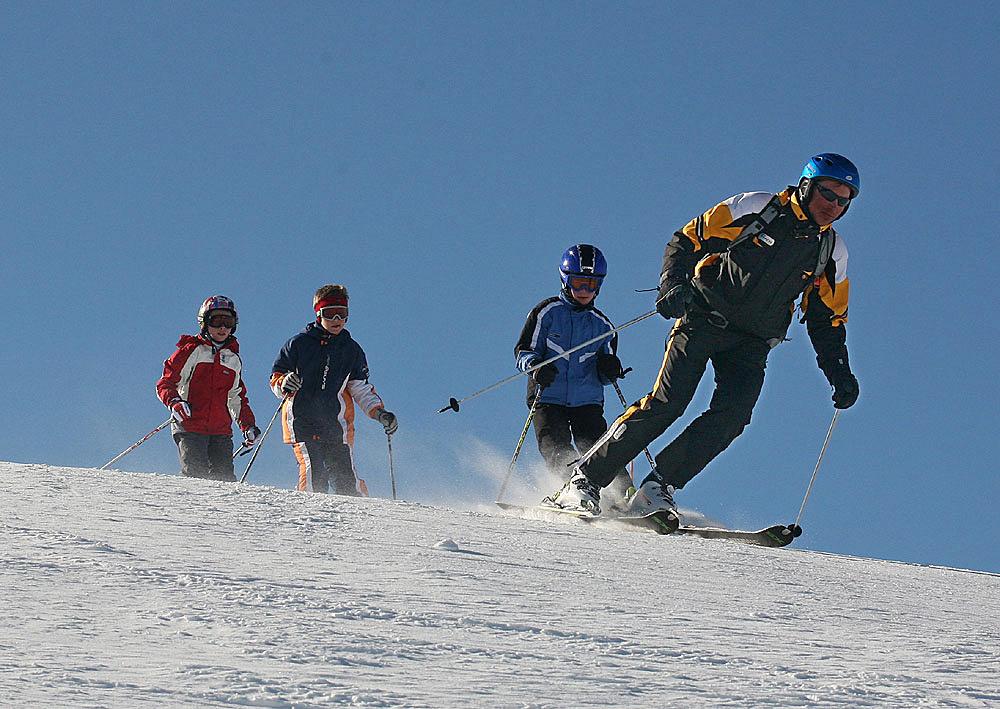 Skifahrer im Skigebiet Kartitsch
