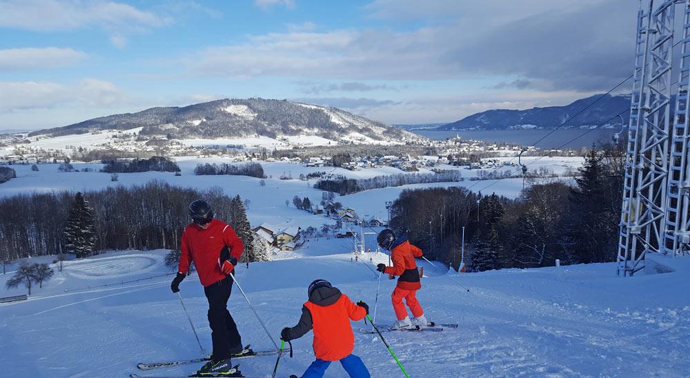 Skifahrer auf der Piste am Kronberg