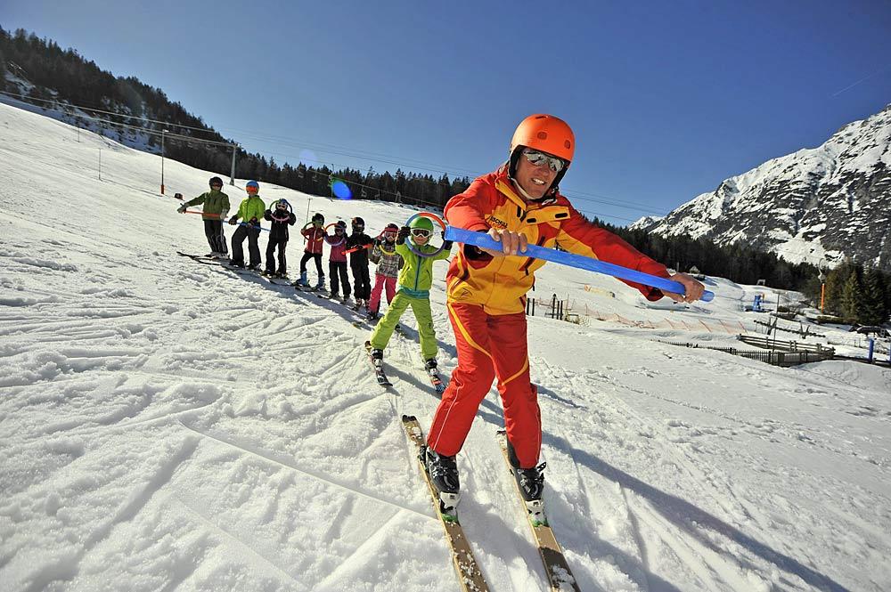Kinder und Lehrer beim Skikurs im Skigebiet Katzenkopf Leutasch