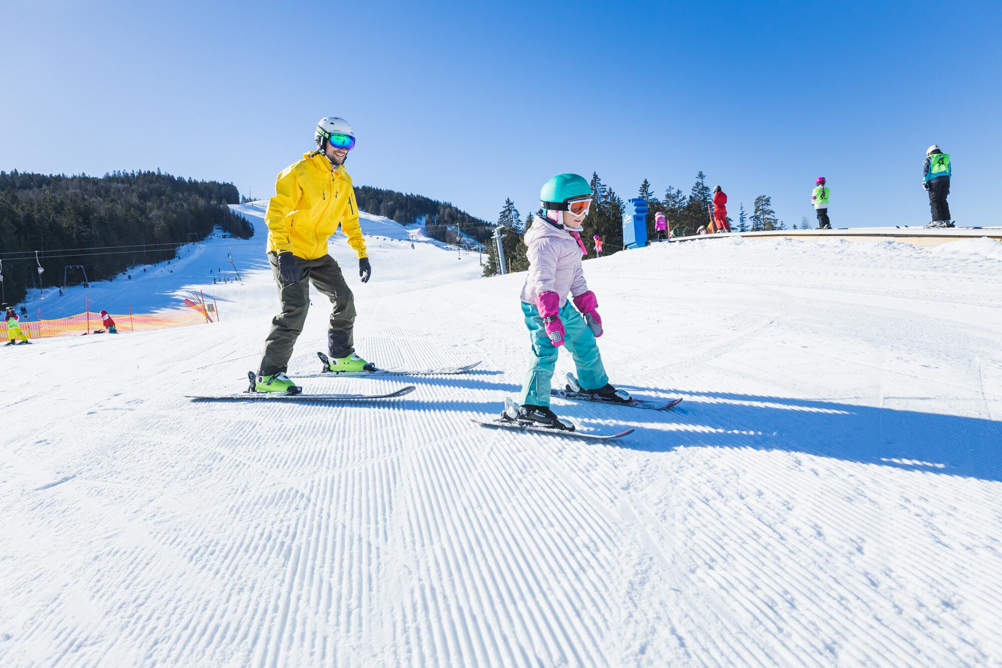 Vater und Tochter im Kinder-Skigebiet Gschwandtkopf - Seefeld