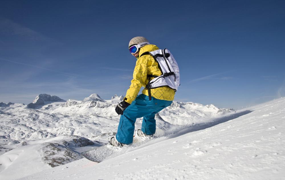 Snowboardfahrer im Skigebiet Krippenstein
