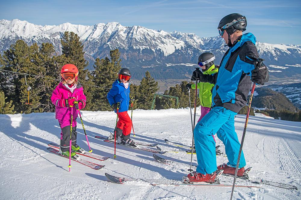 Kinder mit Skilehrer beim Skikurs am Glungezer
