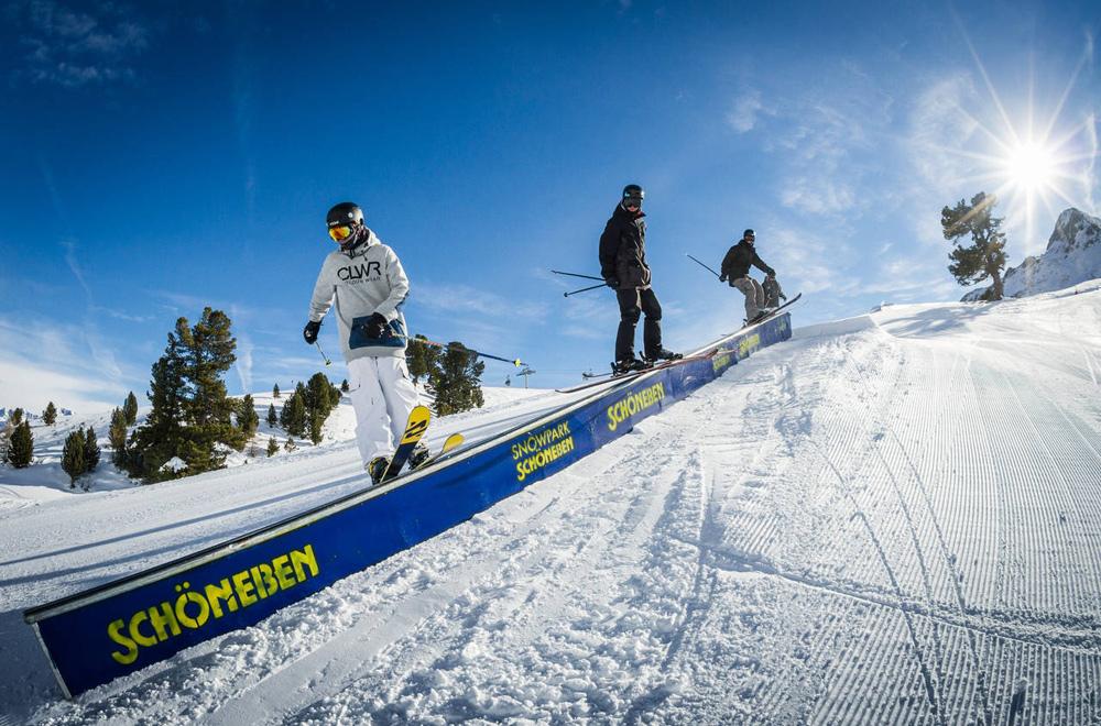 Freestyler auf einer Rail im Snowpark Schöneben