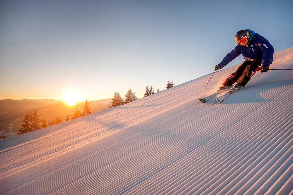 Skifahrer im Sonnenuntergang bei den Lienzer Bergbahnen
