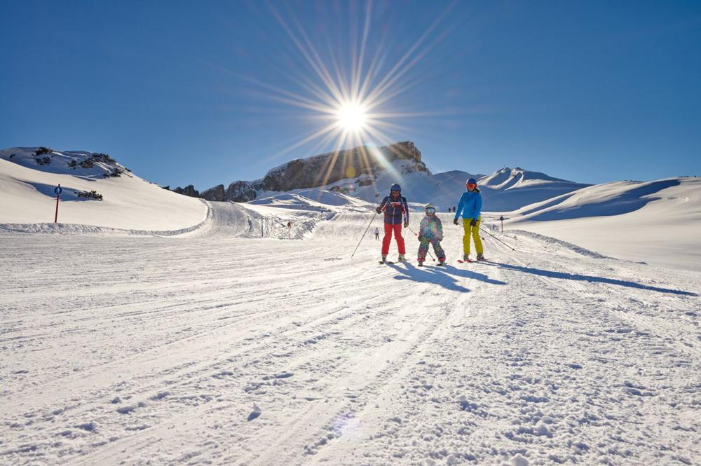 Familie beim Skifahren auf dem Ifen