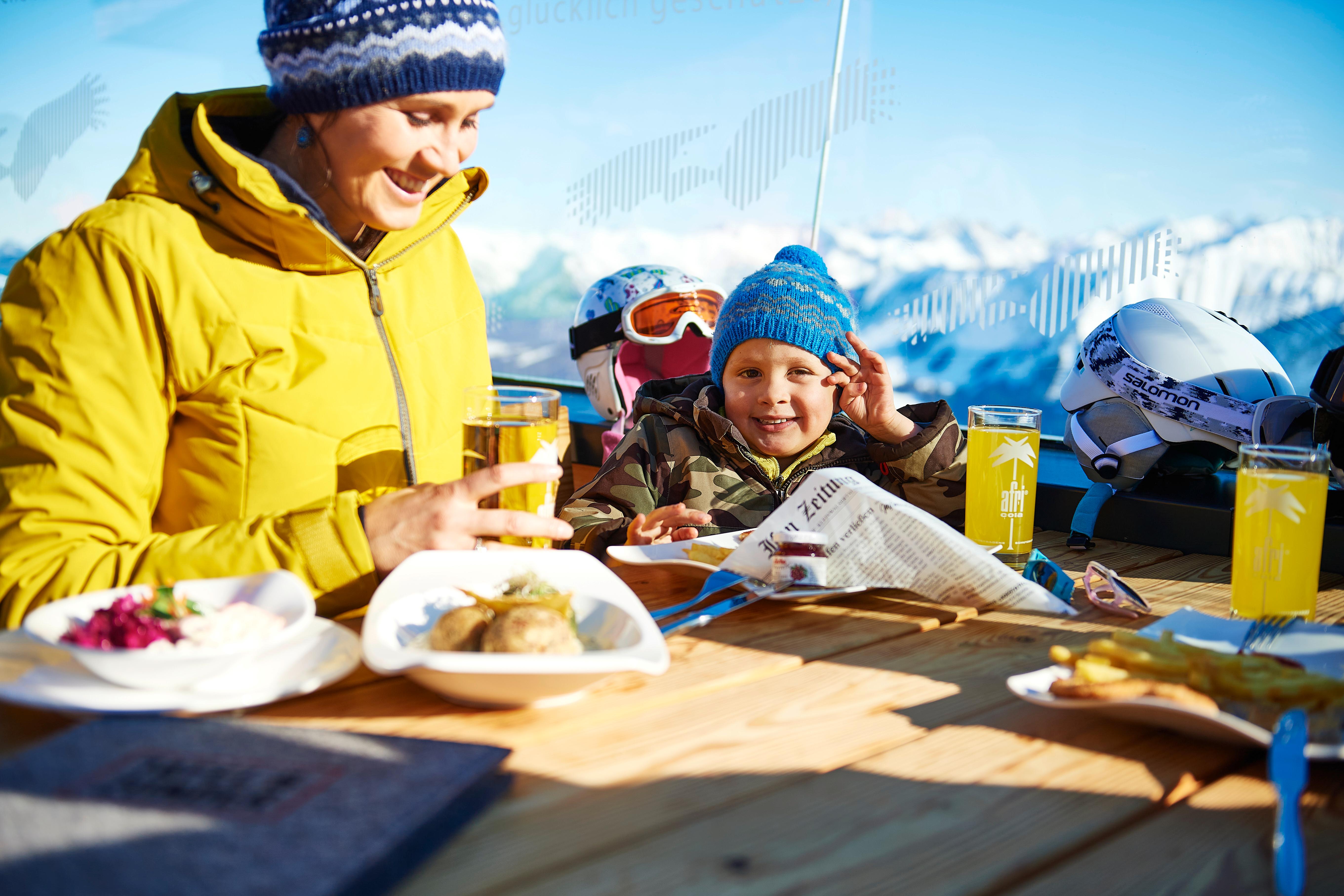 Mittagspause im Bergrestaurant Tafel & Zunder im Skigebiet Ifen