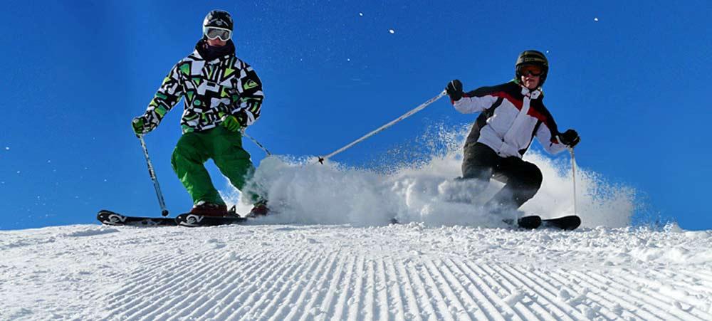 Zwei Skifahrer auf der Piste im Skigebiet Gaaler Lifte
