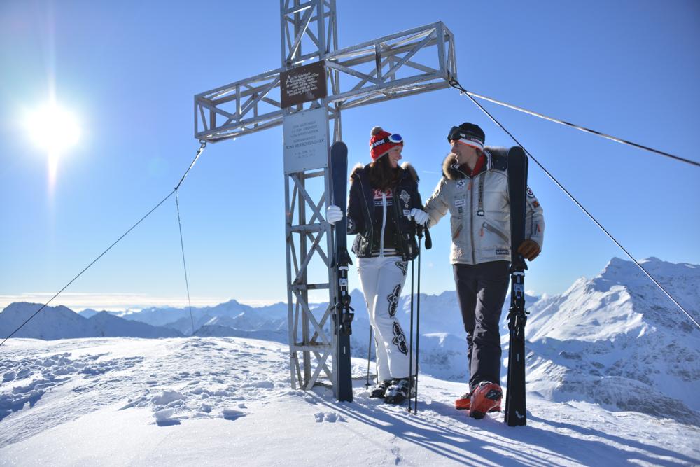 Skifahrer am Gipfelkreuz in Sportgastein