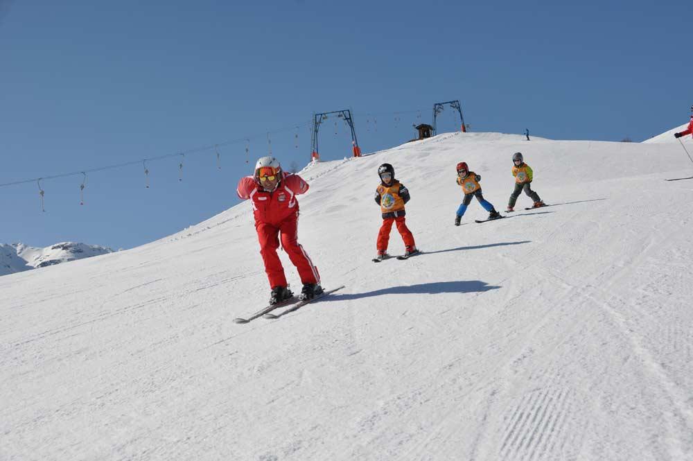 Kinder beim Skikurs