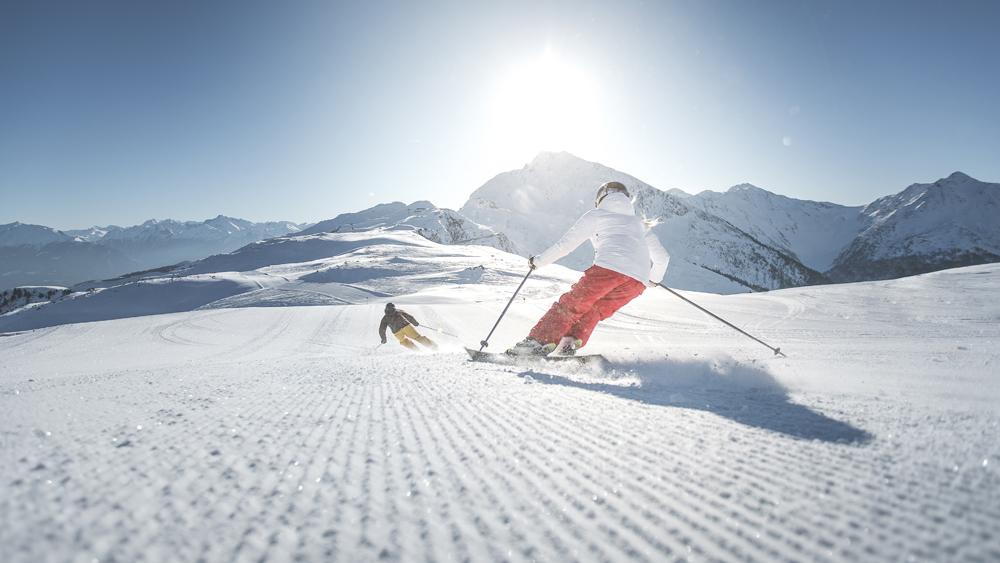 Skifahrer auf einer Piste im Skigebiet Ratschings-Jaufen
