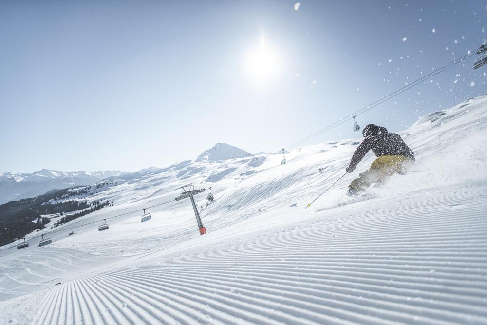 Skifahrer auf einer Piste in Ratschings-Jaufen