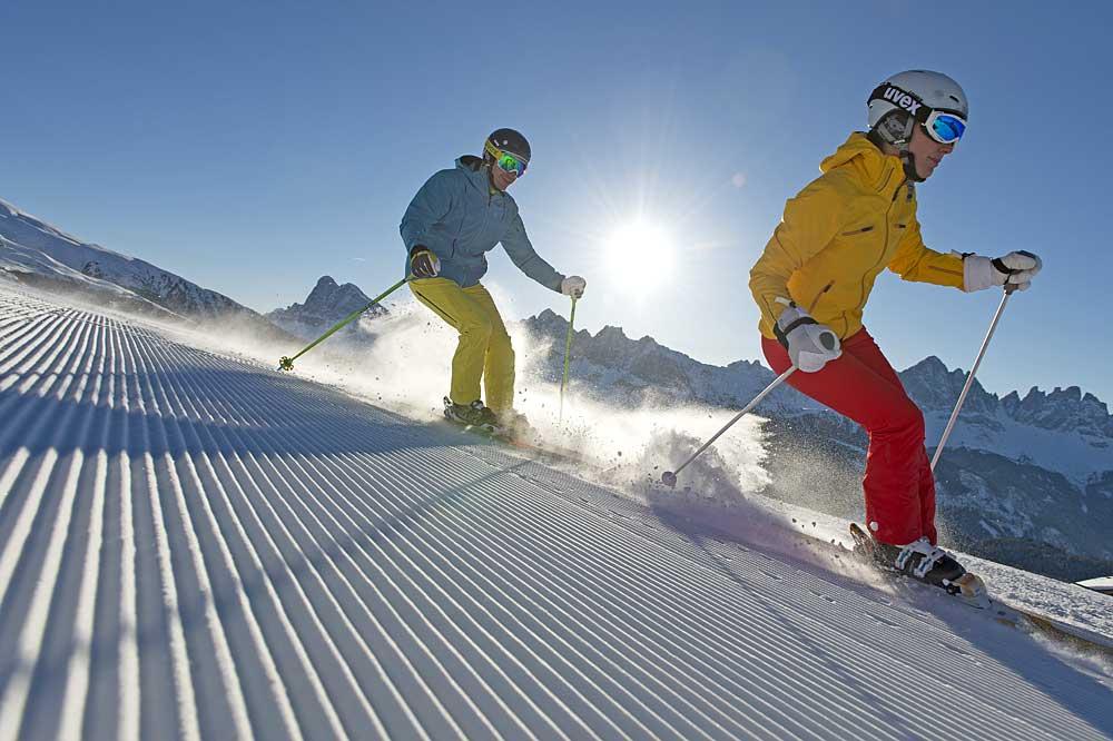 Skifahrer auf einer frisch präparierten Piste auf der Plose