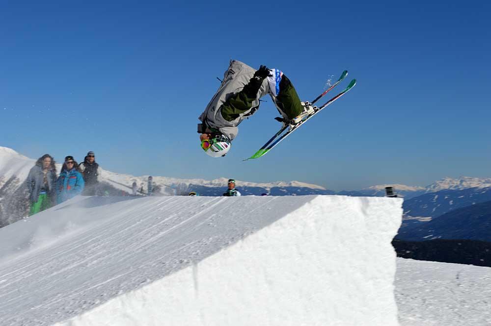 Skifahrer macht Salto an einem Kicker im Snowpark Gitschberg