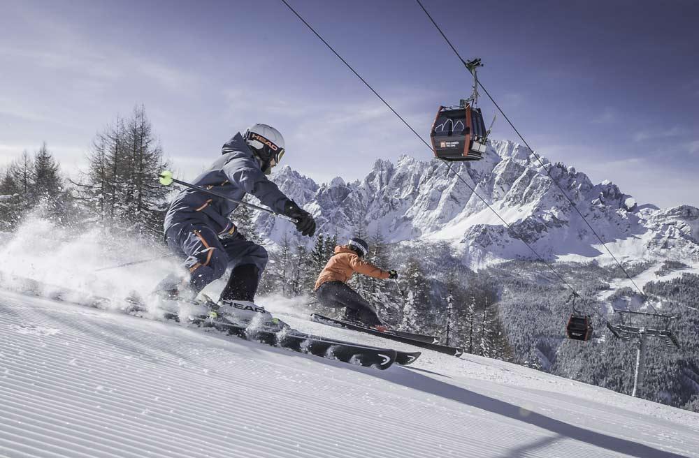 Skifahrer auf den Pisten von Drei Zinnen Dolomiten