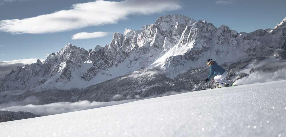 Skifahrerin im Skigebiet Drei Zinnen Dolomiten