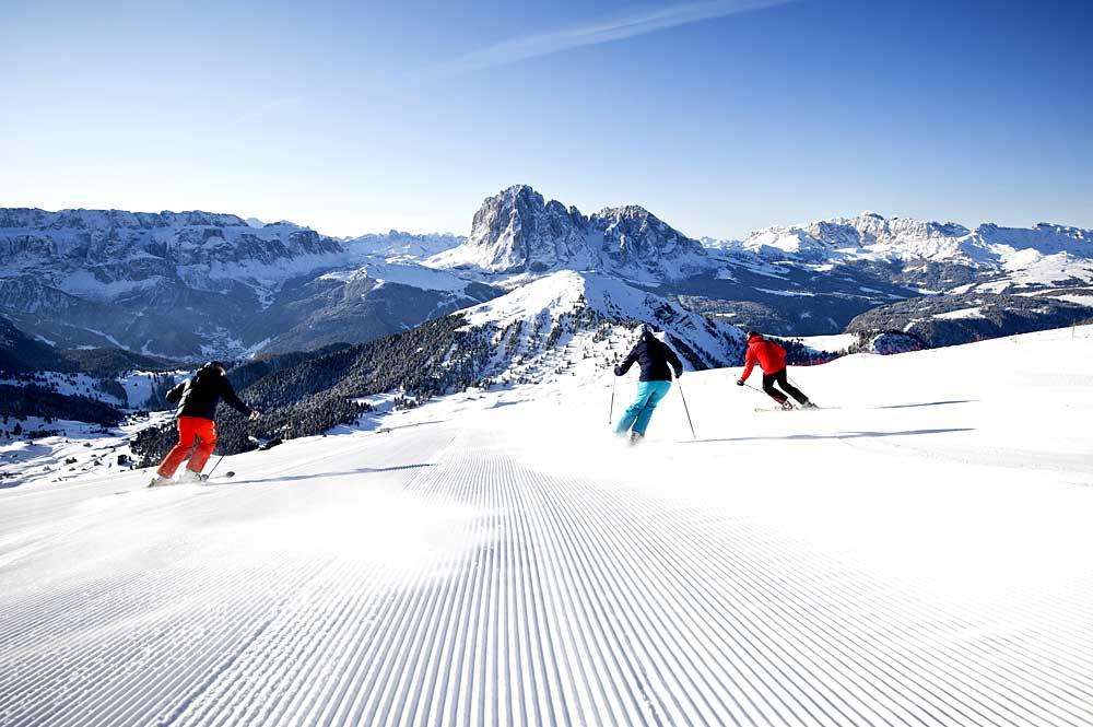 Drei Skifahrer fahren auf Secada in Gröden