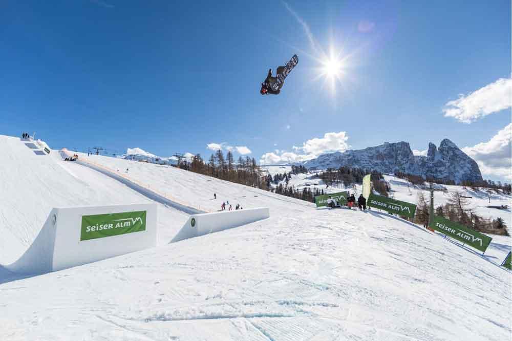 Snowboarder springt von Rampe