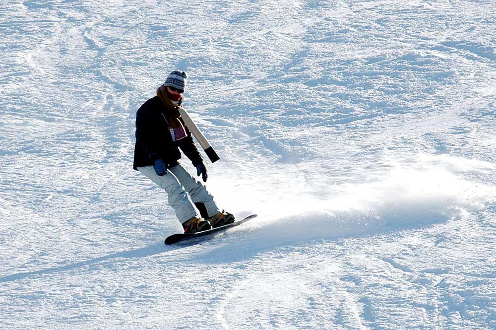 Snowboarder auf Piste in Aprica