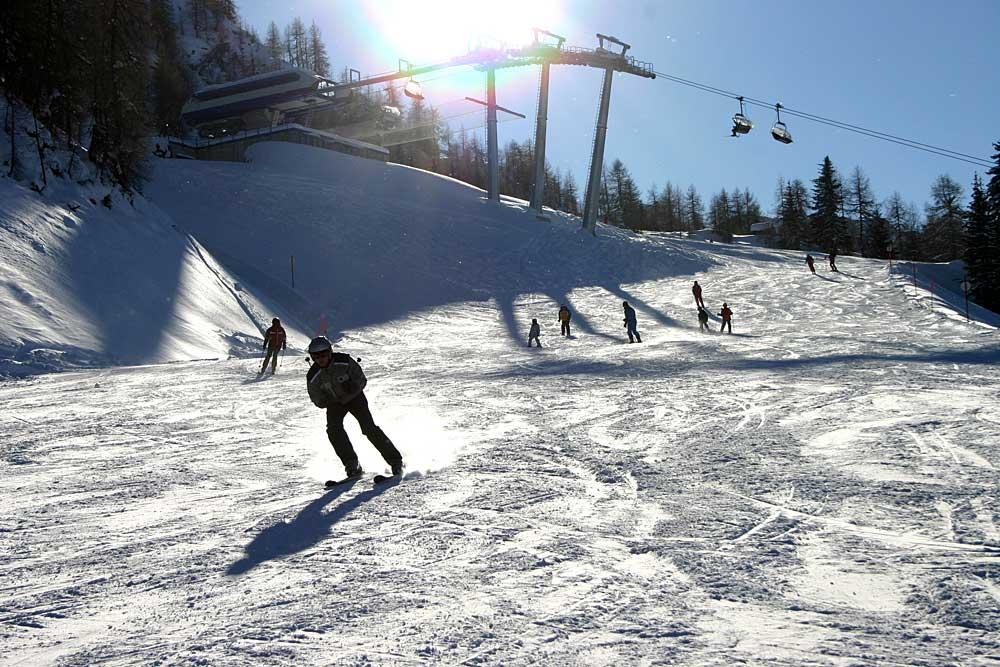 Blick auf Skifahrer und Sesselbahn der Bergstation in Aprica