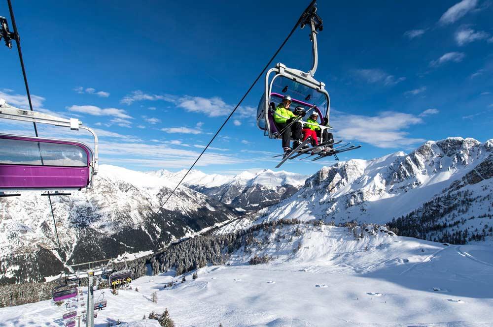 Skifahrer in der Sesselbahn