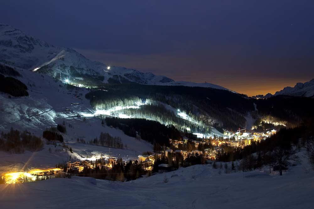 Skigebiet bei Nacht