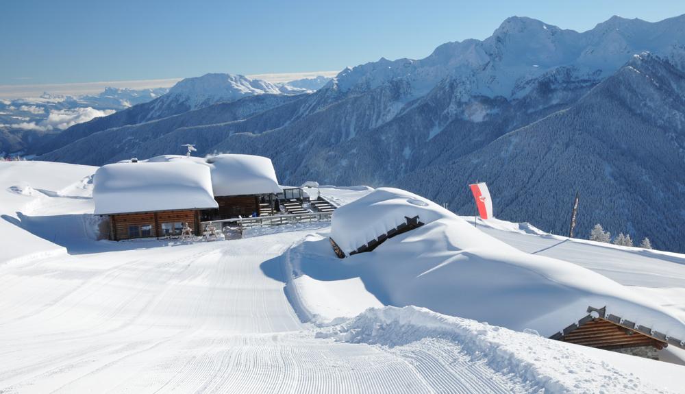 Verschneite Hütten im Skigebiet Schwemmalm