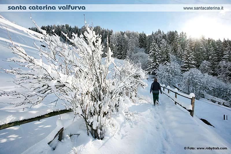 Wanderer auf einem Winterwanderweg bei Santa Caterina