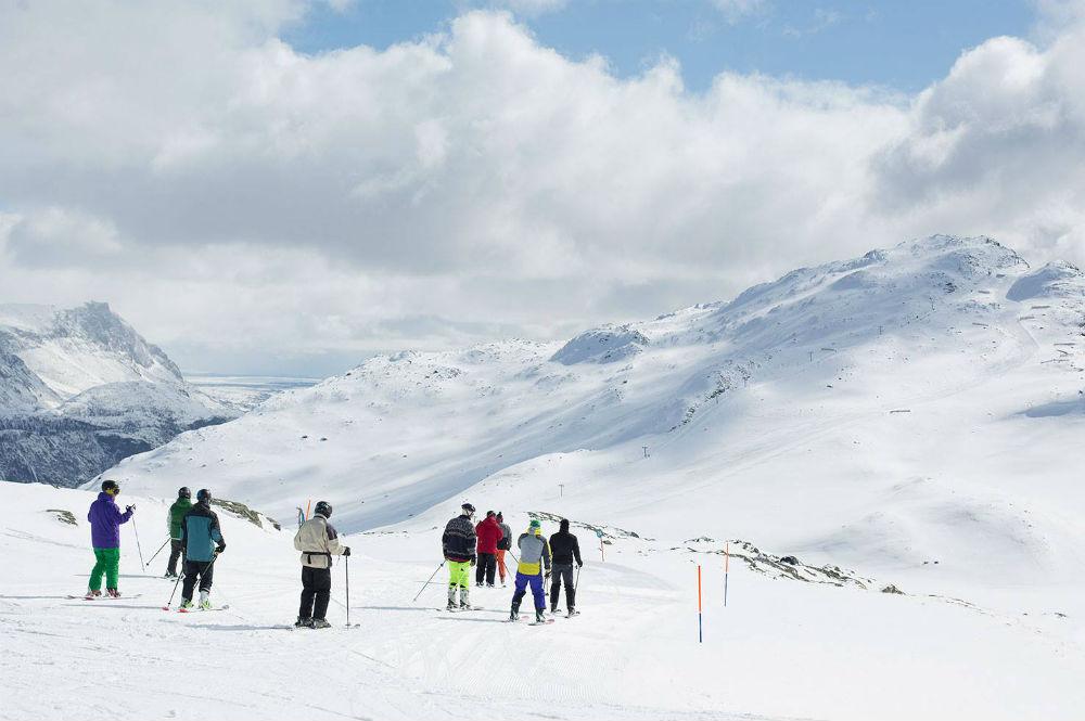 Skifahrer auf Piste im Hemsedal Skicenter