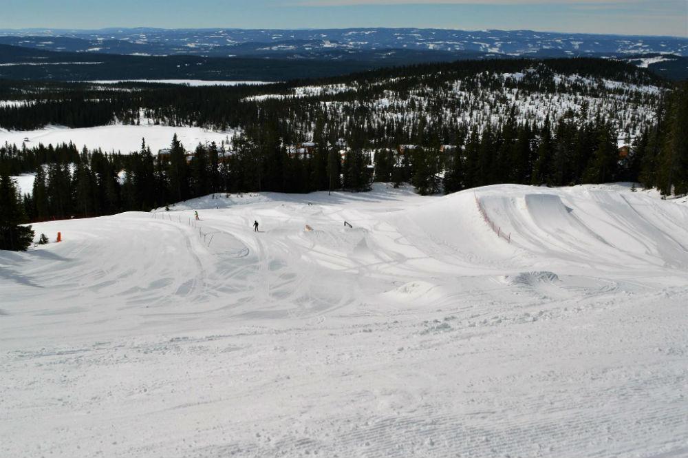 Blick auf die Pisten im Skigebiet Sjusjoen Skicenter