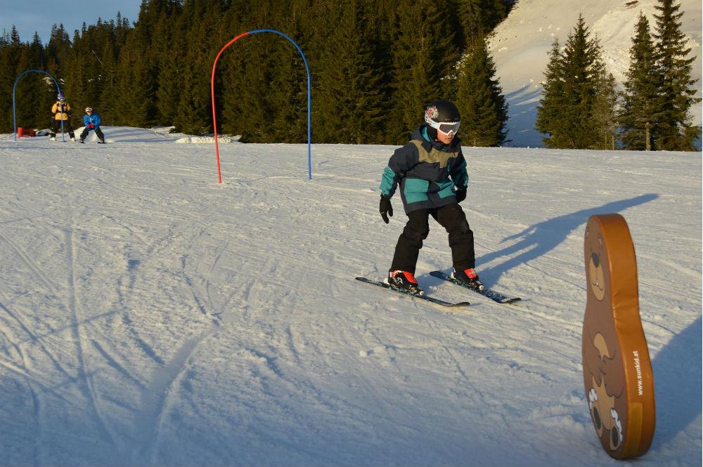 Kinder im Kinderland im Skigebiet Sjusjoen Skicenter
