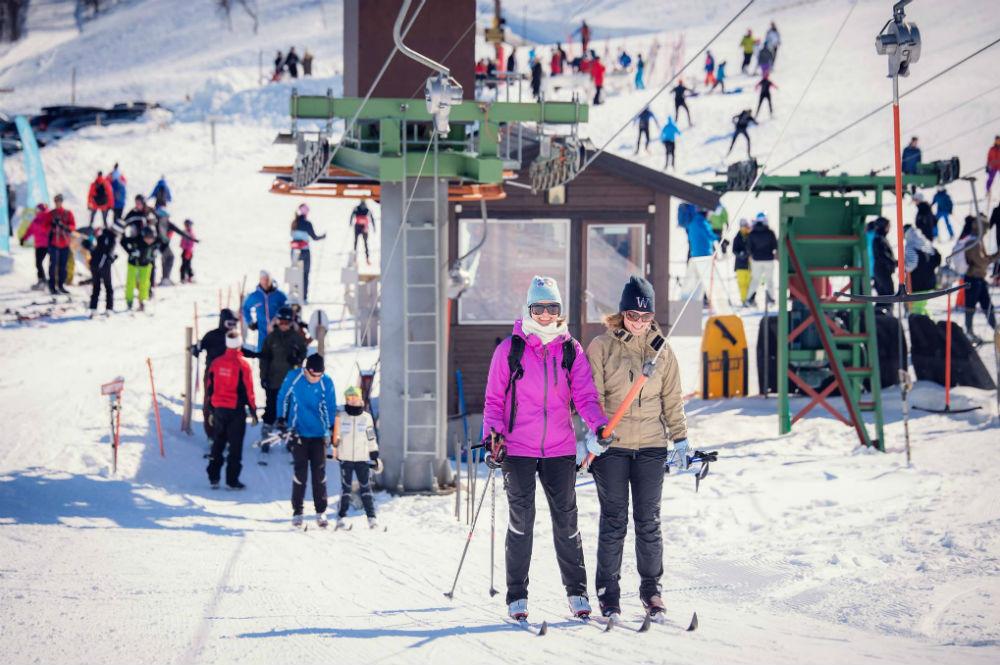 Skifahrer am Schlepplift im SKigebiet Geilofjellet