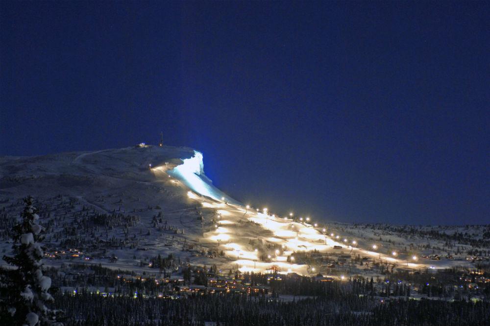 Das Skigebiet Skeikampen bei Nacht