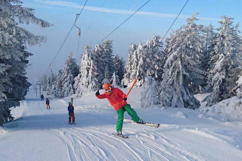 Skifahrer am Schlepplift im Skigebiet Skeikampen