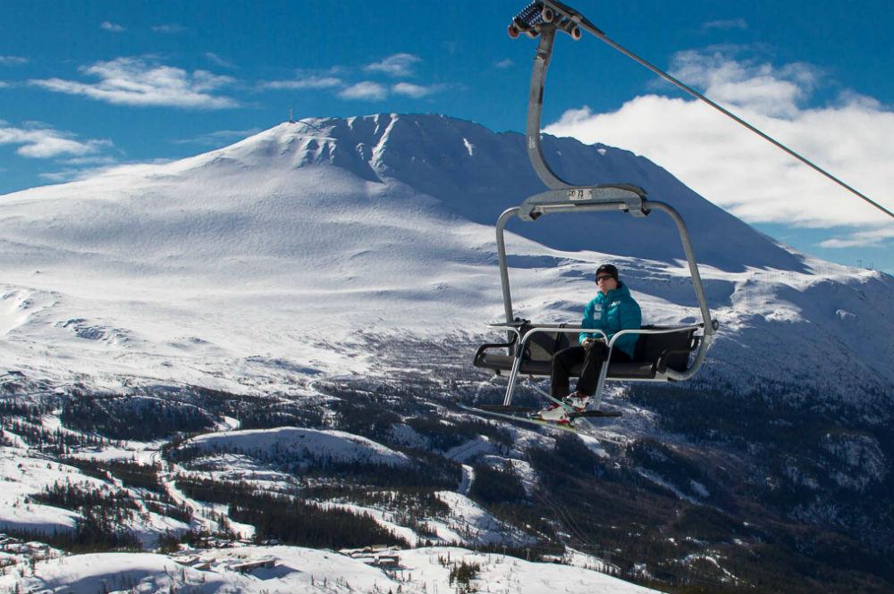 Ein Skifahrer im Sessellift im Skigebiet Gaustablikk Skisenter