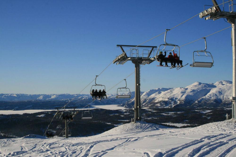 Skifahrer im Sessellift im Skigebiet Rauland Skicenter
