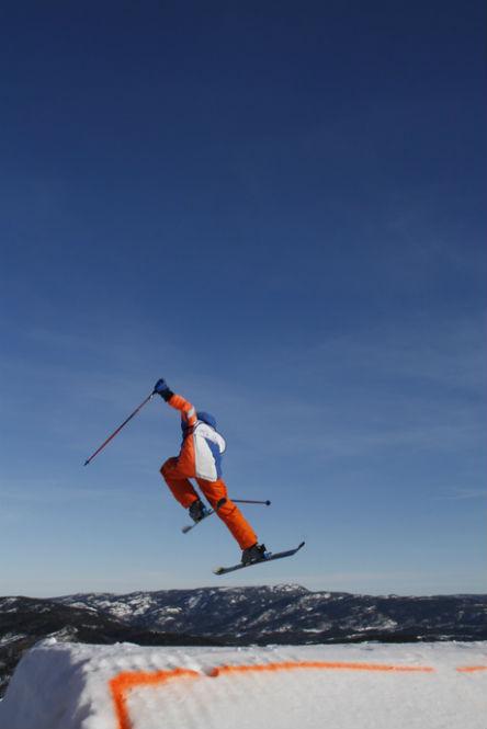 Skifahrer im Snowpark vom Skigebiet Lifjell Skisenter