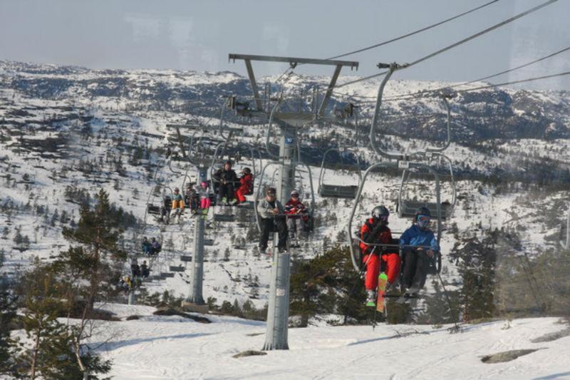 Skifahrer im Sessellift im Skigebiet Gautefall Alpine Centre