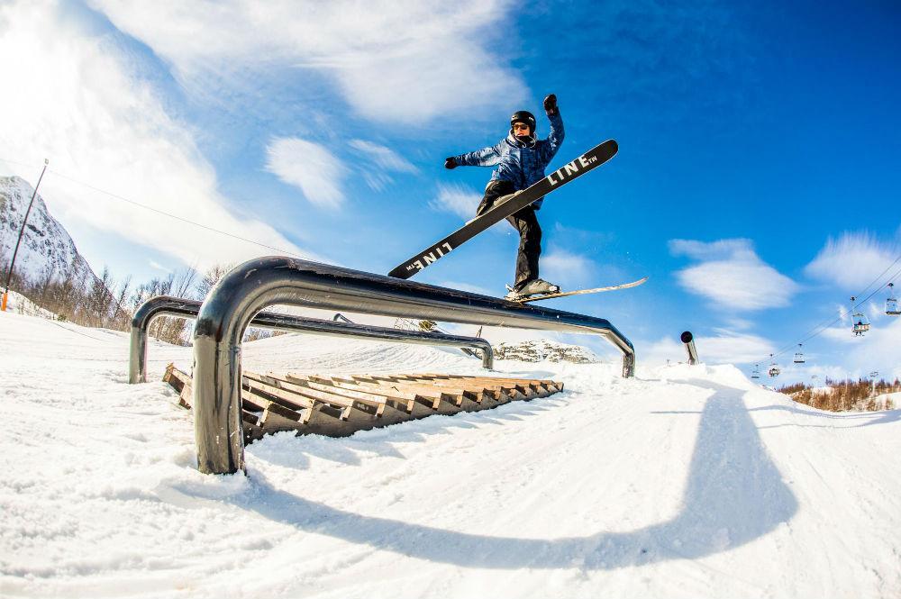 Ein Skifahrer im Snowpark im Skigebiet Hovden