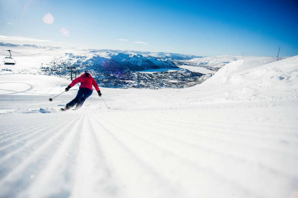 Ein Skifahrer im Skigebiet Hovden