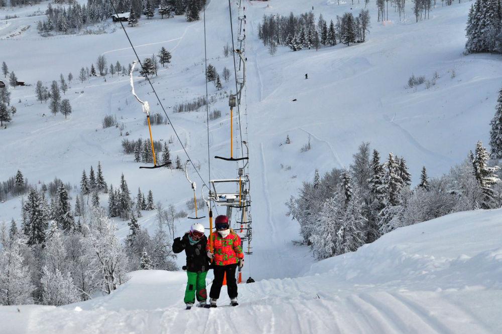 Skifahrer am Schlepplift im Skigebiet Golsfjellet
