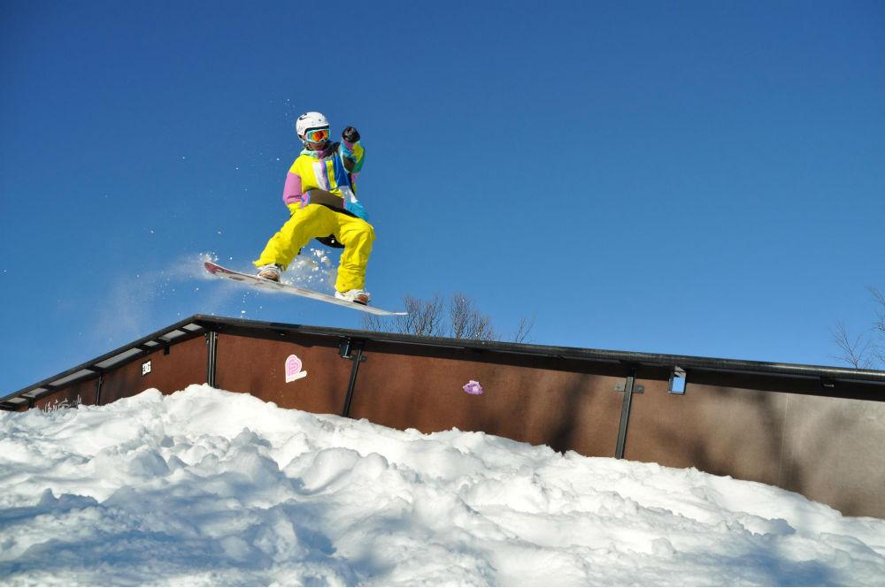 Snowboarder im Snowpark im Skigebiet Golsfjellet