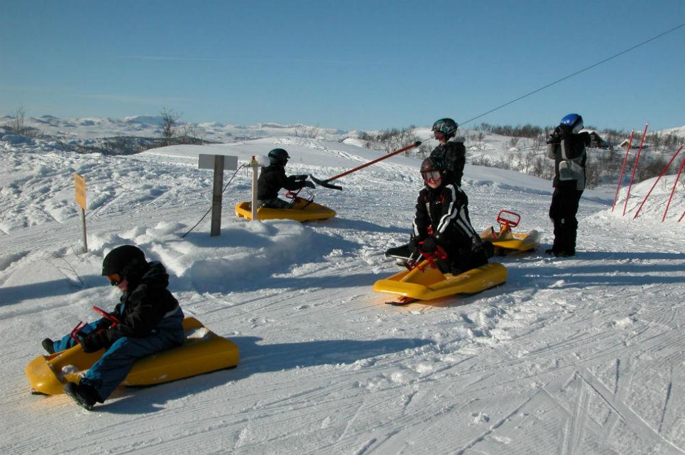 Kinder auf Rodeln im Skigebiet Skarslia