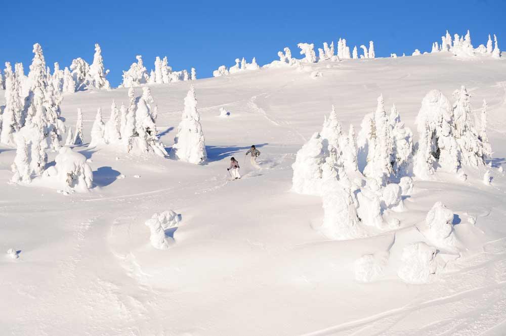 Tief verschneite Winterwelt im Skigebiet Big White