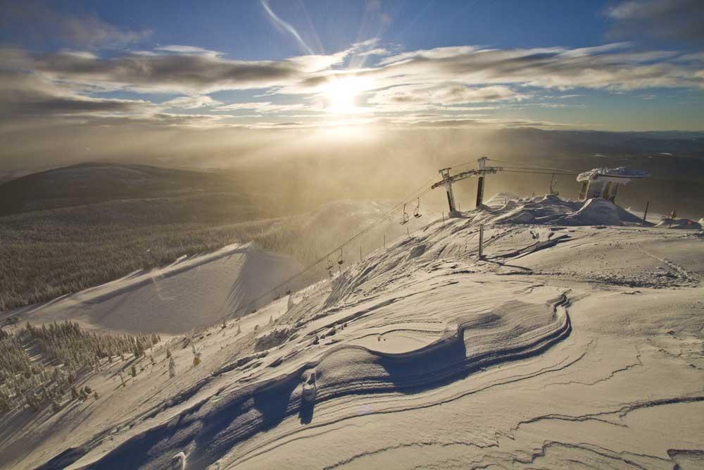 Sonne über dem Cliff im Skigebiet Big White