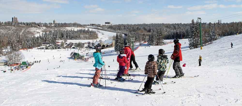 Skifahrer im Skigebiet Snow Valley