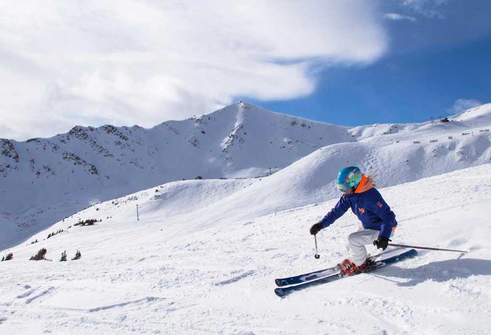 Skifahrer auf den Pisten im Skigebiet Marmot Basin