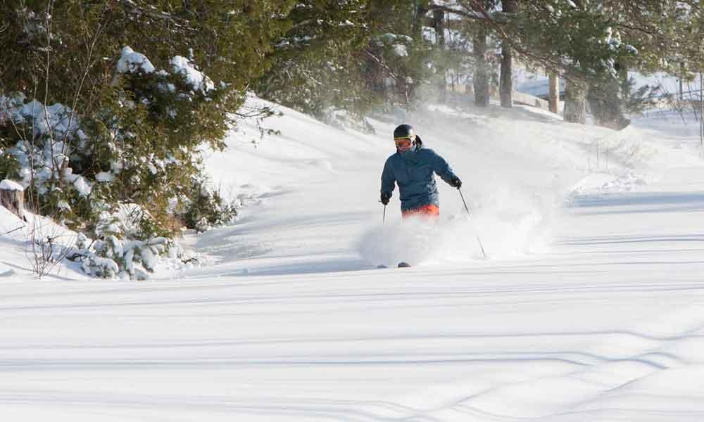 Skifahrer im Skigebiet Ski Snow Valley