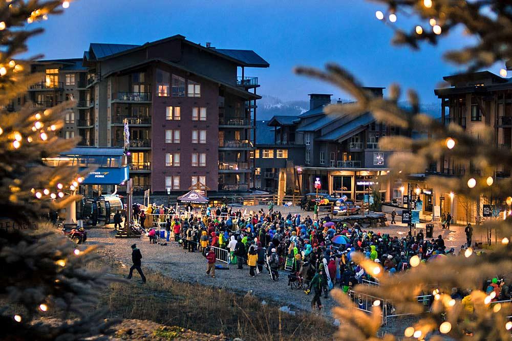 Wintersportler an der Talstation des Revelstoke Mountain Resorts
